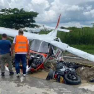 Lo que se sabe del accidente entre una avioneta y un motociclista en Cartago, Valle del Cauca