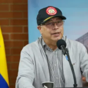 Gustavo Petro niega que Colombia vaya a exigir el pasaporte vigente a los migrantes venezolanos