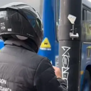 Hombre se vuelve viral en TikTok por tapar con cinta las cámaras de velocidad en Bogotá